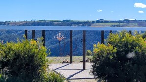 A balcony with a view of a lake and hills. - Abercrombie Ridge - Lux LODGE and Spa Retreat - Pet-friendly (Curraweela)