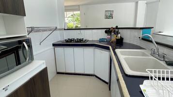 Réfrigérateur, micro-ondes, plaque de cuisson, lave-vaisselle