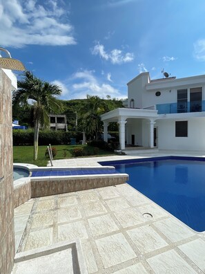 A modern house with a swimming pool, a covered patio, and a lush garden. - Private house, summer all the time, near Bogotá, condominium near Girardot. (Llano Del Pozo)