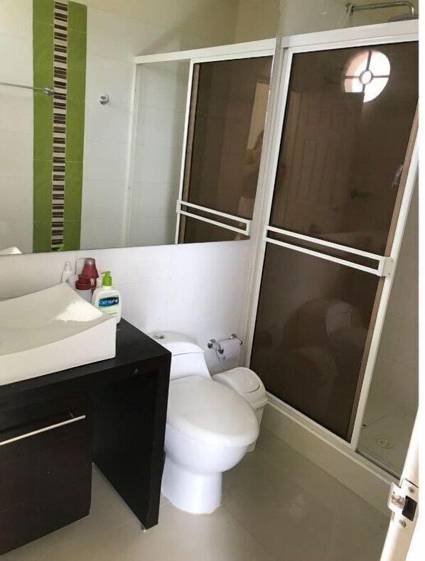 Shower, soap, toilet paper - Private house, summer all the time, near Bogotá, condominium near Girardot. (Llano Del Pozo)