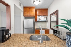 Fridge, microwave, coffee/tea maker, cookware/dishes/utensils - Lux Beachfront King Bed Washer/D Walk 2 Eat (Carolina)
