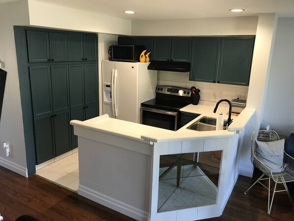 Réfrigérateur, four à micro-ondes, un four, surface de cuisson