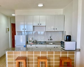 Réfrigérateur, micro-ondes, four, cafetière/bouilloire