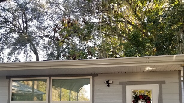 A house with a white door, a wreath, and a welcome mat. - Bungalo off the Withlacooche (Dunnellon)