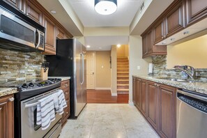 Fridge, microwave, oven, stovetop - Family-friendly Modern Home less than 5 min walk to Ski & Village! Sleeps 8 (The Blue Mountains)