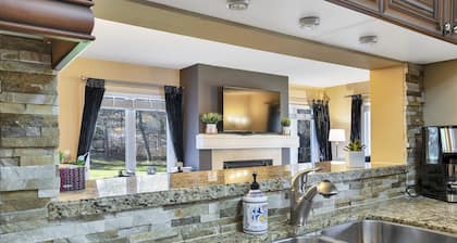 Family-friendly Modern Home less than 5 min walk to Ski & Village! Sleeps 8