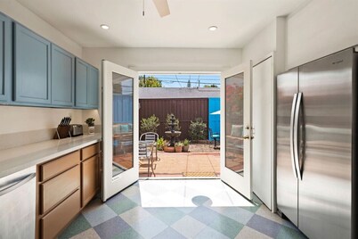 Vintage Bungalow|Mid-Century Charm|Walk to Dining
