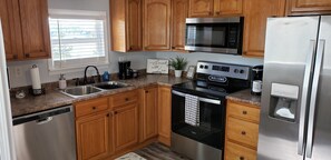 Refrigerador, microondas, horno y parrilla de estufa