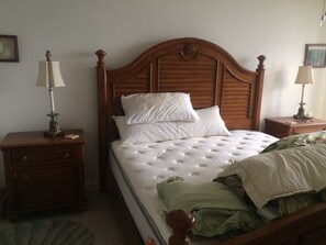 2 bedrooms, desk, WiFi