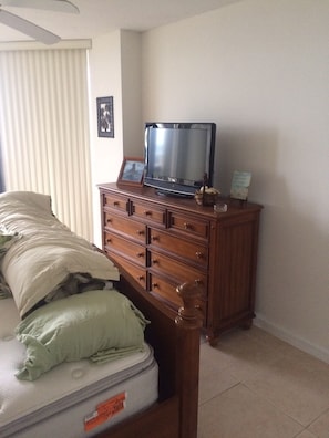 2 bedrooms, desk, WiFi