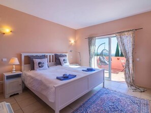4 bedrooms, desk, internet