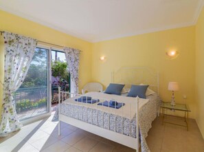 4 bedrooms, desk, Internet