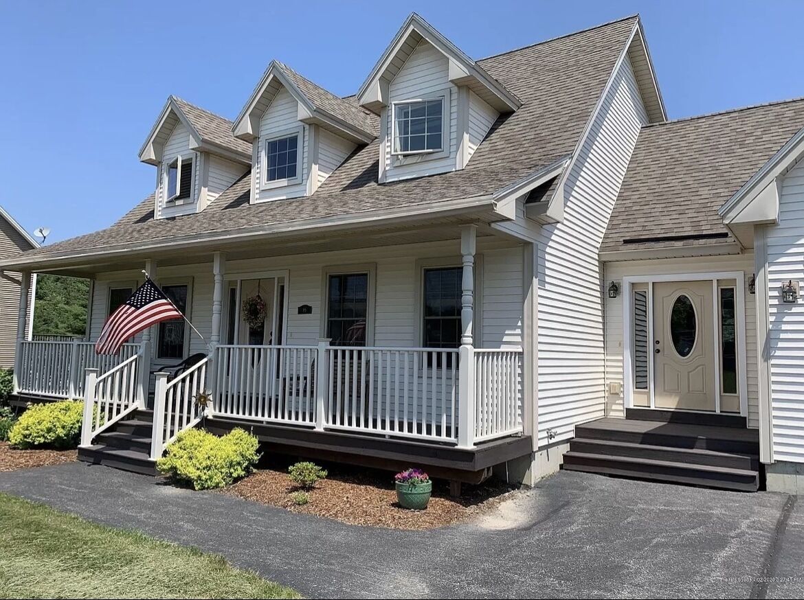 Cozy Cape in the heart of Bangor. Close to hospitals, colleges and downtown.