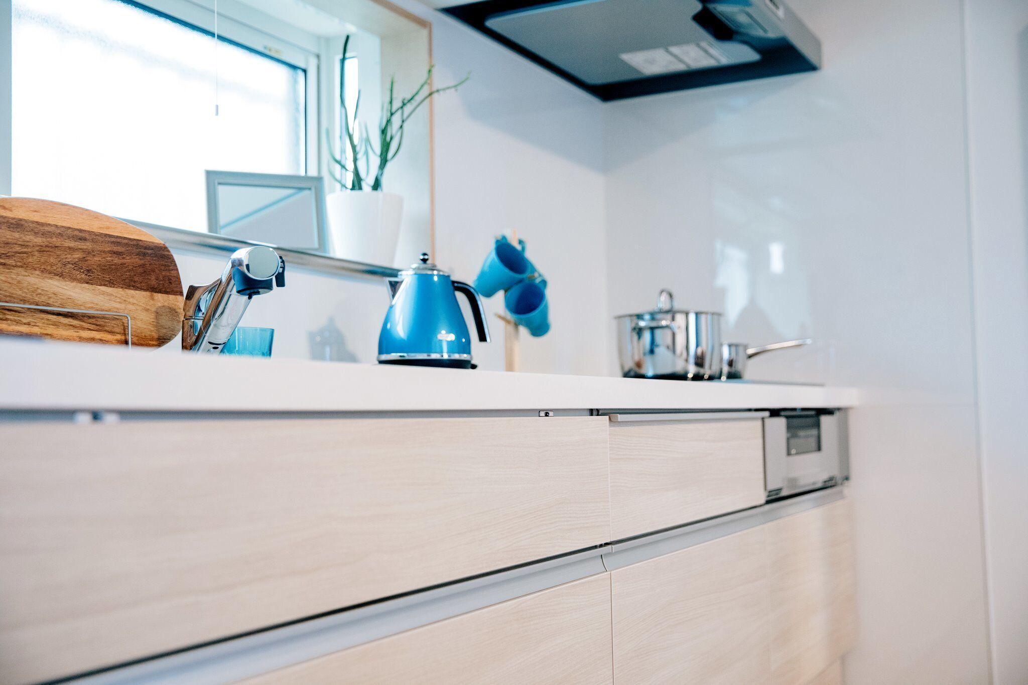 冷蔵庫、電子レンジ、コンロ、調理器具と食器