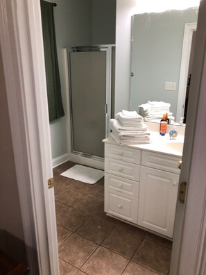 Combined shower/bathtub, hair dryer, soap, shampoo - 3 BR, 3-1/2 ba main house in a  beach side community with amenities for all! (Murrells Inlet)