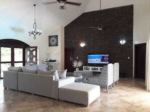 Smart TV - VILLA TRANQUILO 5 bedrooms 6 bathrooms (sosua)