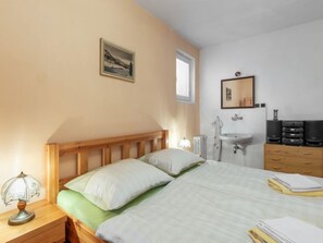 4 bedrooms, desk, Internet