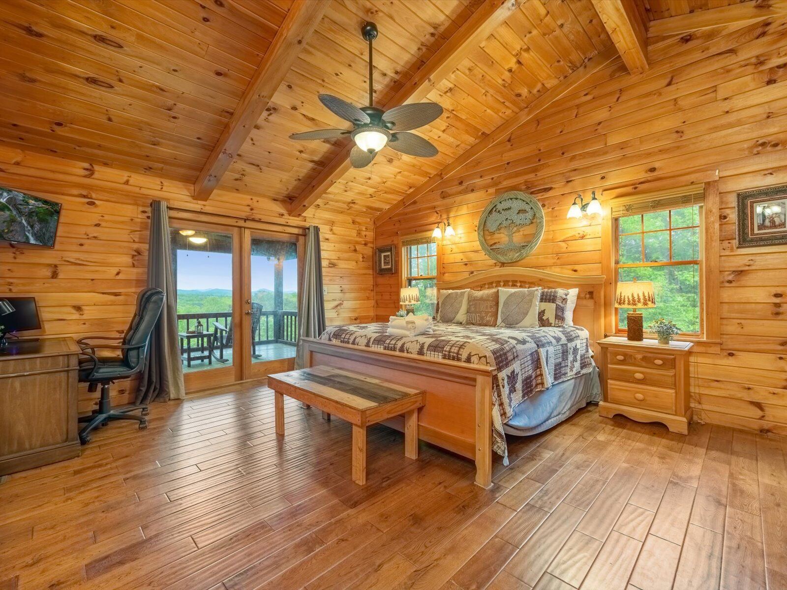 4 bedrooms, iron/ironing board, internet, bed sheets