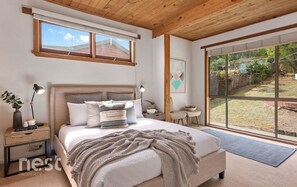 4 bedrooms, WiFi - Water and bridge view, 10 mins drive from Hobart (Rosny)