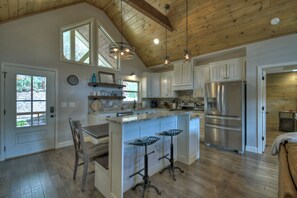 Jääkaappi, mikroaaltouuni, uuni, liesi