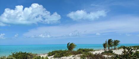 Perto da praia, espreguiçadeiras, toalhas de praia