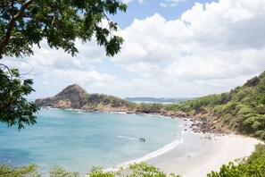 Perto da praia, espreguiçadeiras 