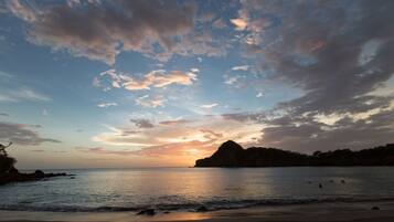 Ranta lähistöllä, aurinkotuoleja