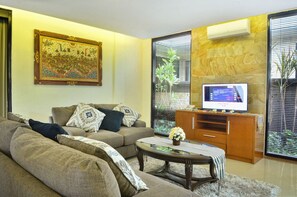 TV - Kori Maharani Villas - Two-bedroom Pool Villa 2 (Kabupaten Gianyar)