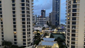 Un hôtel de grande hauteur doté de nombreux balcons, d’une cour intérieure et offrant une vue sur l’océan.