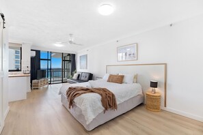 1 bedroom, free WiFi, bed sheets - Sit back & enjoy these relaxing views - Unit 1 (Surfers Paradise)