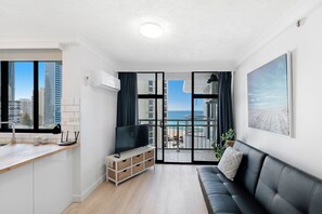 Smart TV - Sit back & enjoy these relaxing views - Unit 1 (Surfers Paradise)