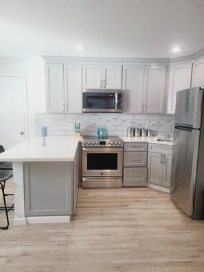 Een koelkast, een magnetron, een oven, een kookplaat