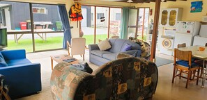 Fernseher, DVD-Player, Bücher, Musikbibliothek