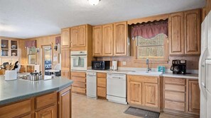 ثلاجة، ميكروويف، فرن، موقد طهي مسطح