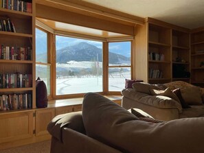 Smart-tv, eldstad, tv-spel och dvd-spelare