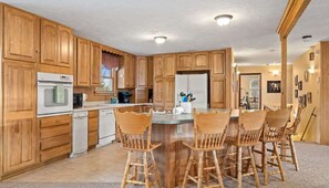 Kylskåp, mikrovågsugn, ugn och spishäll