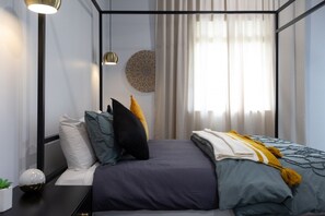 3 habitaciones, tabla de planchar con plancha y cuna de viaje 