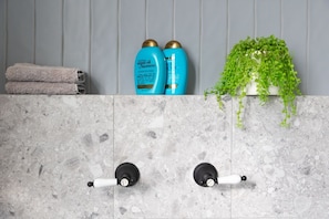 Badewanne, Haartrockner, Handtücher, Seife