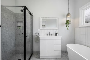 Baignoire, sèche-cheveux, serviettes fournies, savon