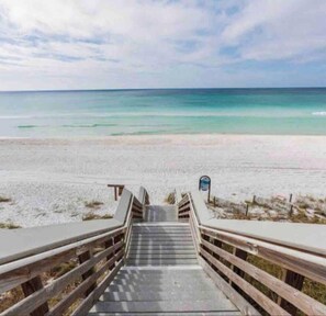 Playa en los alrededores y toallas de playa 