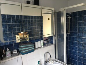 Dusche, Haartrockner, Handtücher