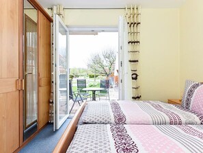 2 bedrooms, travel cot, WiFi