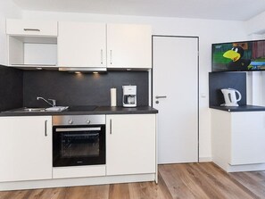 Køleskab, ovn, højstol