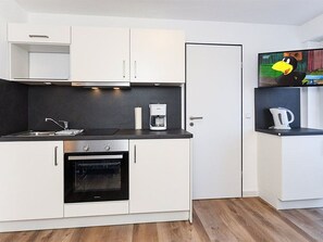 Fridge, oven, highchair - Vacation apartment Abendstern (5) - Holiday apartments in Haus Seekieker in Bensersiel (Esens)