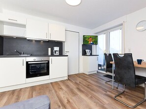 Fridge, oven, highchair - Vacation apartment Abendstern (5) - Holiday apartments in Haus Seekieker in Bensersiel (Esens)