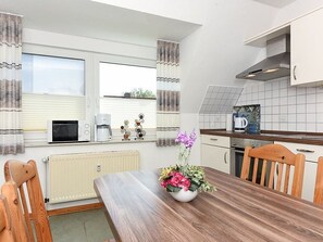 Kylskåp, mikrovågsugn, ugn och diskmaskin