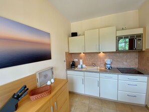 Køleskab, mikrobølgeovn, opvaskemaskine, kaffe-/temaskine