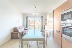 Een koelkast/vriezer, een magnetron, een oven, een kookplaat