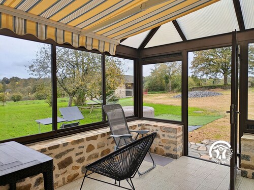 Large renovated stone house with fireplace, piano, and WiFi in Andouillé