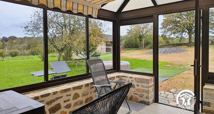 Large renovated stone house with fireplace, piano, and WiFi in Andouillé